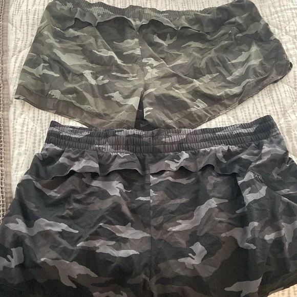 Athleta Mesh Racer Run Shorts 4in. XL. - Picture 4 of 5